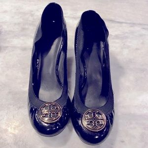 Tory Burch black size 8 wedge heel with elastic liner